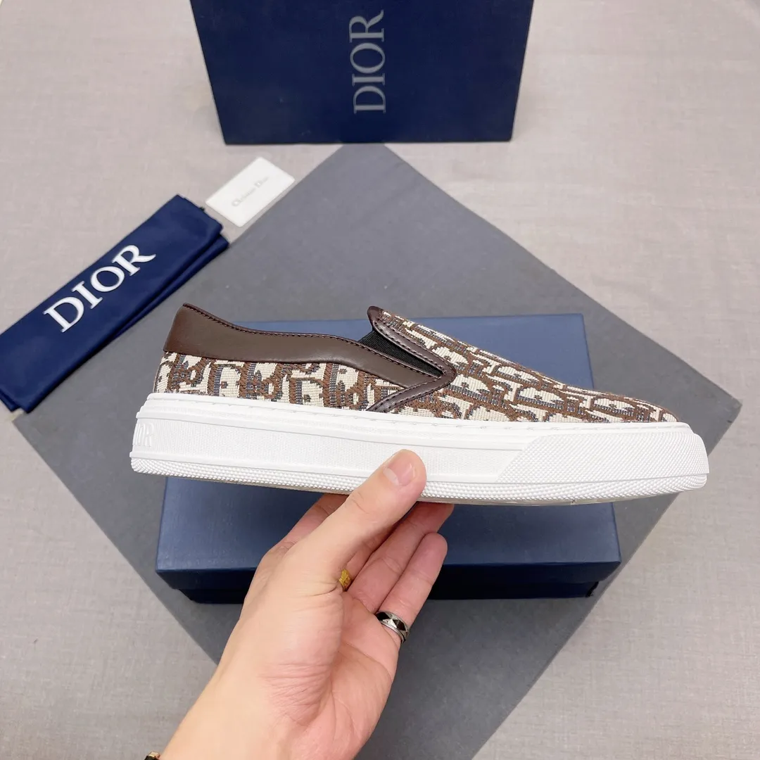 P380, Dior series casual shoes 👟🔥[Dior] Dior's new casual men's shoes are launched in Hong Kong counters. Official website 1:1 production. Original Italian materials. Designed by European and American masters. Perfect shape to create counter quality, solid color rubber wear-resistant outsole and classic dazzling head! Super versatile and very comfortable. High-end without losing taste, fashionable and novel! ! Absolute focus! Code number: 38-44, four colors available (45 can be customized, cannot be returned or exchanged) No. 005
